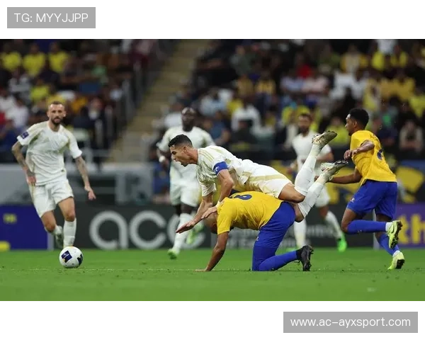 利雅得胜利禁区外起球，C罗头球攻门